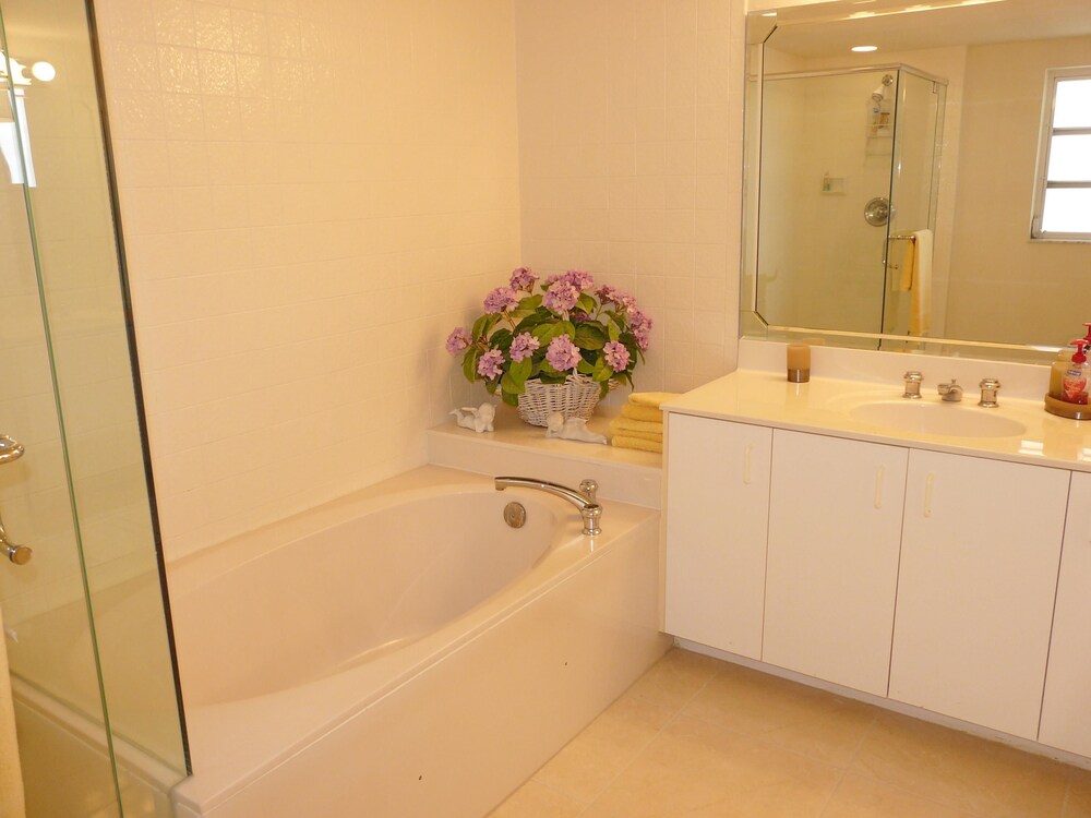 Condo, Multiple Beds (Top floor beachfront condo with ocean) photo 3