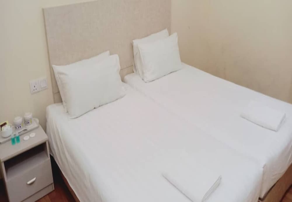 Standard Twin Room - Photo 7