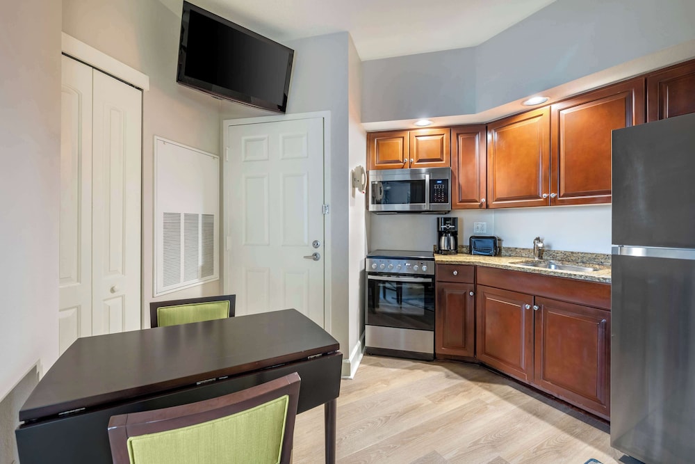 1 Bedroom 1 King Suite thumbnail 5
