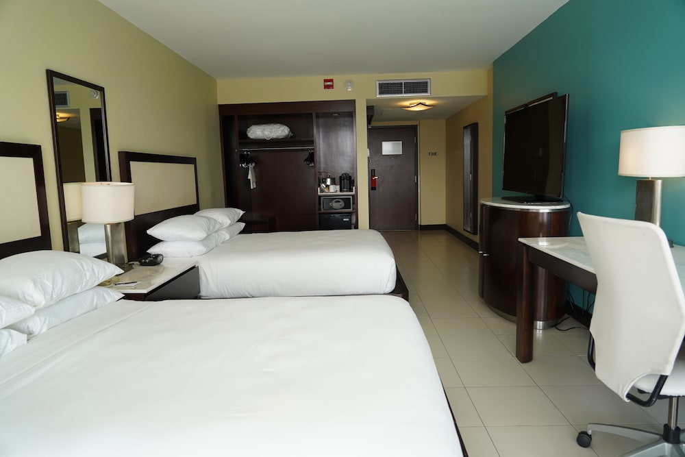 Room, 2 Queen Beds, Accessible, Bathtub - Photo 1