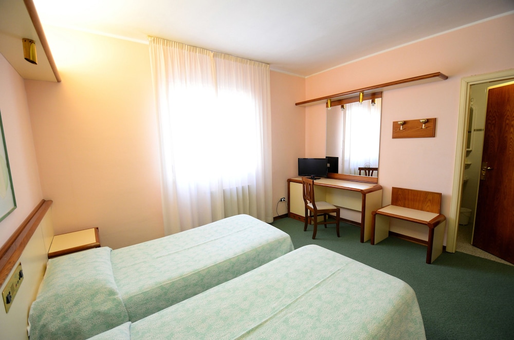 Standard Double Or Twin Room - Photo 4