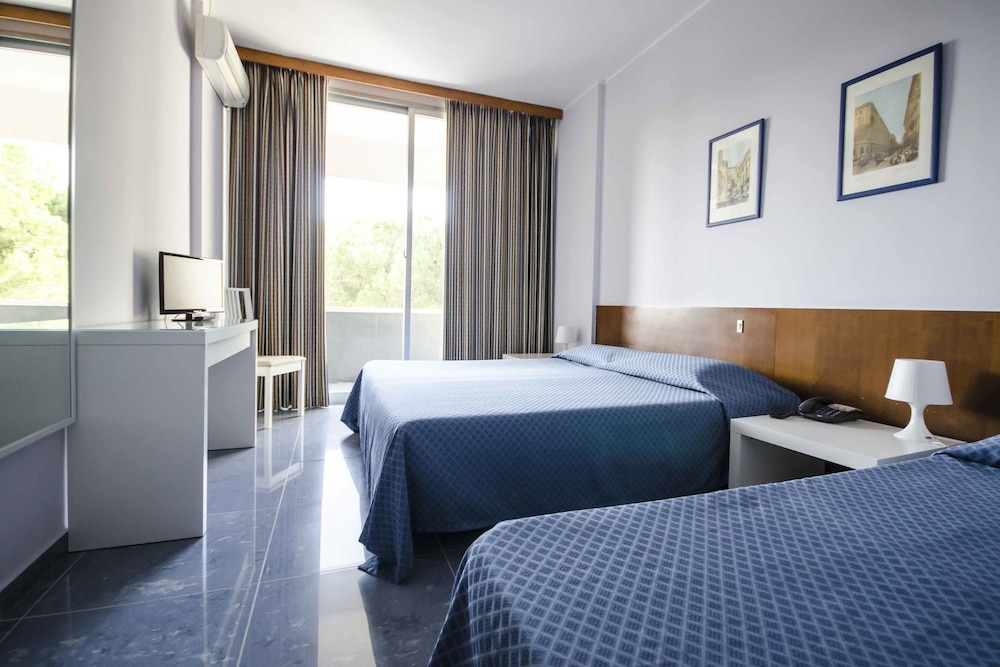 Standard Triple Room, Balcony photo 1