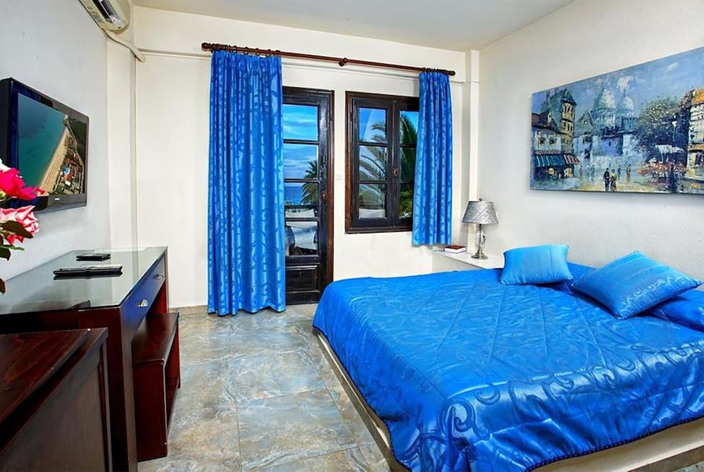 Family Room, 2 Bedrooms, Balcony, Garden View photo 3