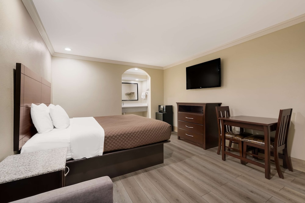 Room, 1 King Bed, Smoking - Photo 1