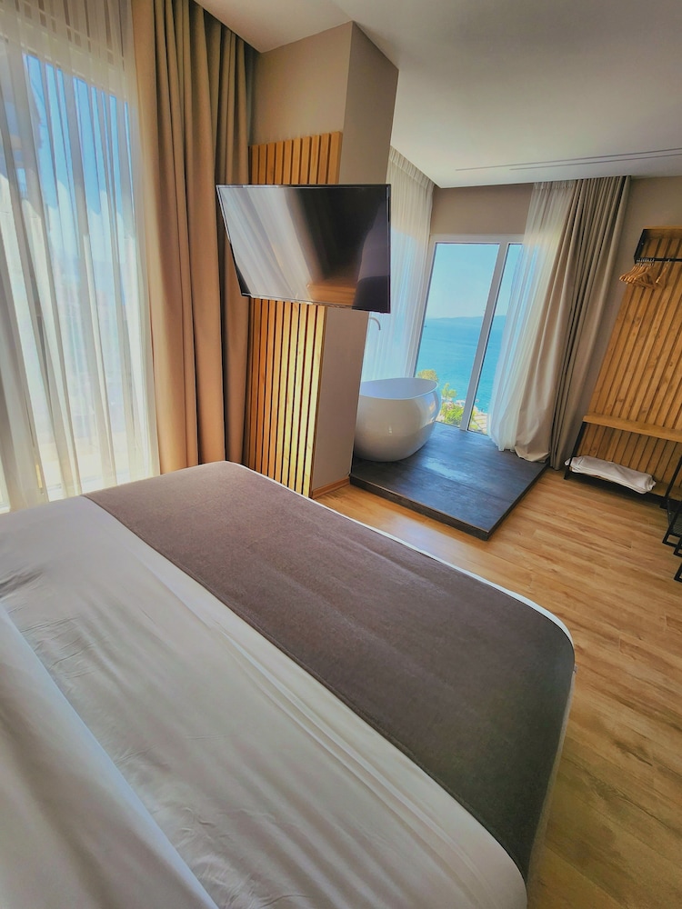 Deluxe Double Room, Bathtub, Sea View
