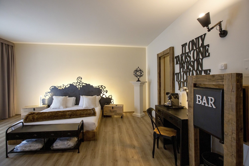 Junior Suite, 1 King Bed - Photo 1