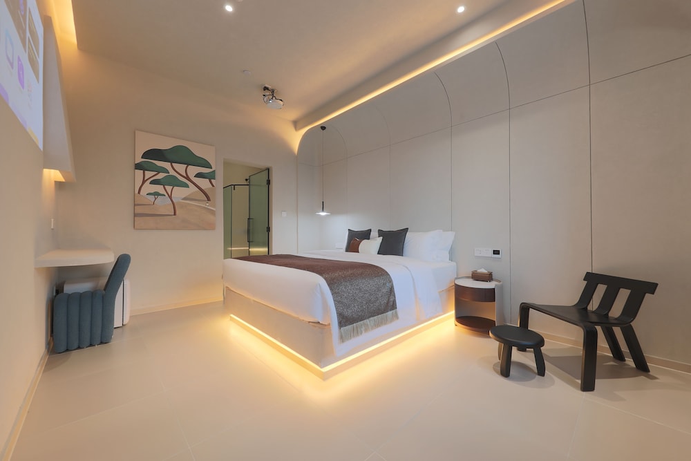 Classic Room, Pool View photo 1