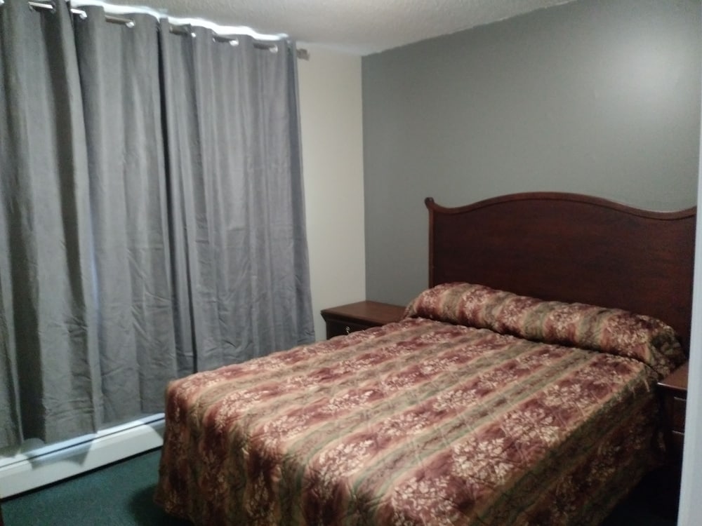 1 Queen Bed, Ground Floor photo 1