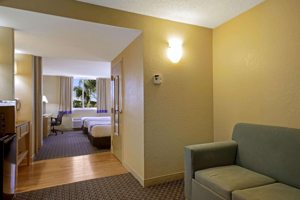 Suite, 1 Bedroom, Non Smoking (2 Full Beds) - Photo 6