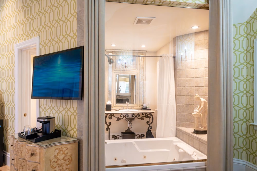 Signature Suite, 1 King Bed, Balcony - Photo 14