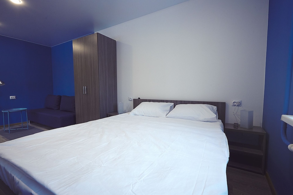 Basic Studio, 1 Queen Bed With Sofa Bed, Non Smoking photo 2