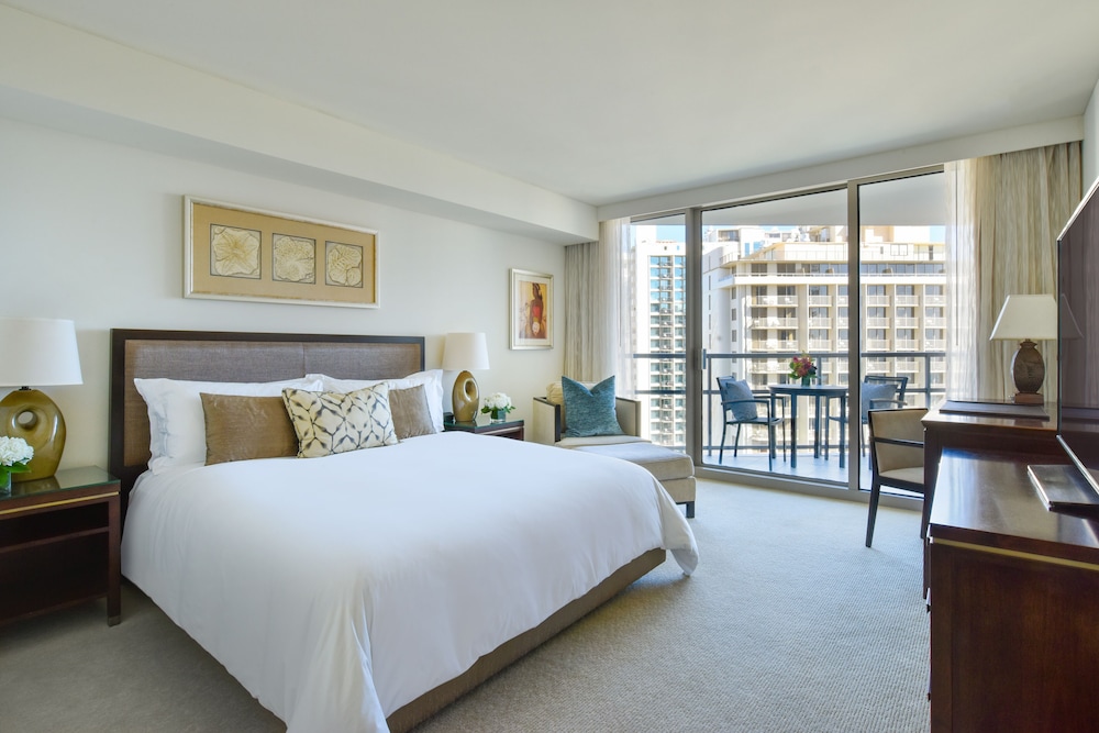 Deluxe Room, 1 King Bed With Sofa Bed, Accessible, City View (Mobility & Hearing, Roll-In Shower)