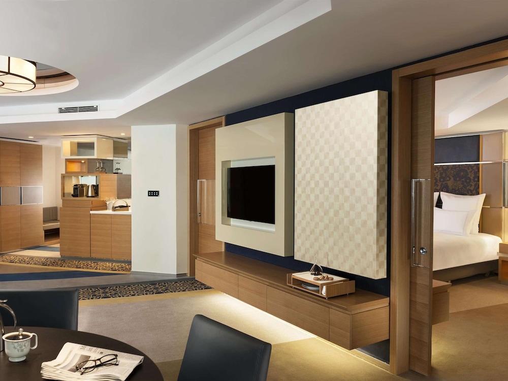 Deluxe Suite, 1 King Bed with Sofa bed, Garden View thumbnail 5