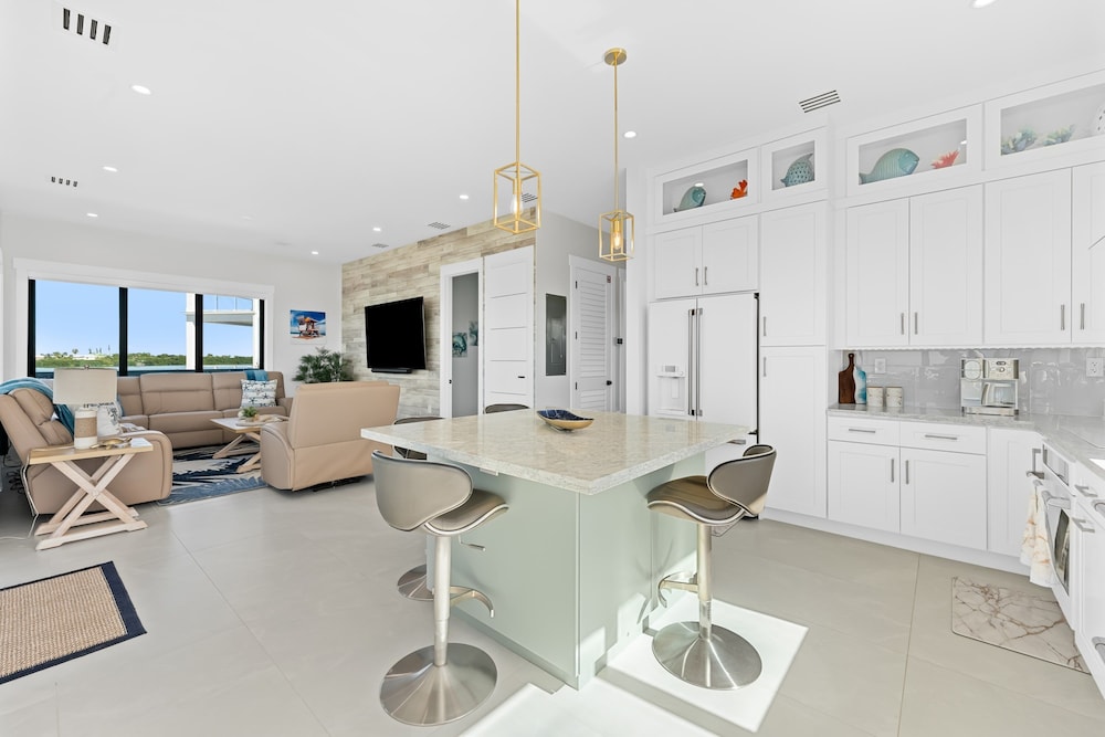Luxury Seaside Escape ~ Heated Pool w Jacuzzi ~ Elevator ~ Dock ~ Scenic Views, Billede 81