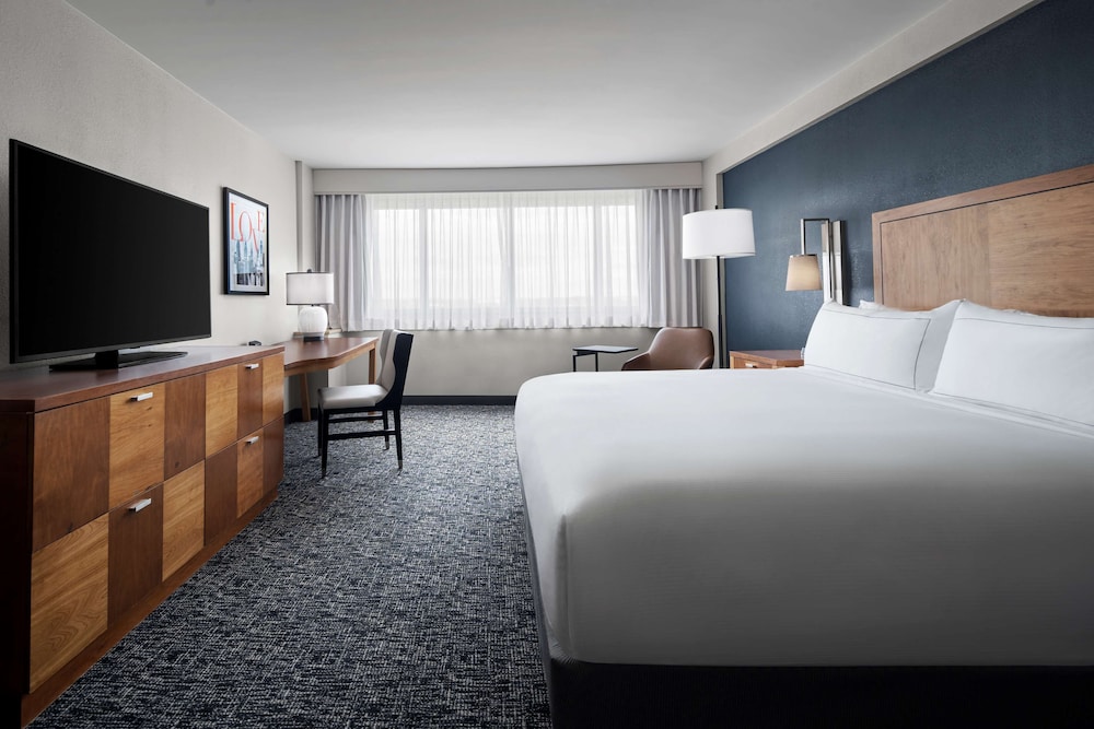Room, 1 King Bed, Accessible, Bathtub at The Alloy King of Prussia - a DoubleTree by Hilton in King of Prussia