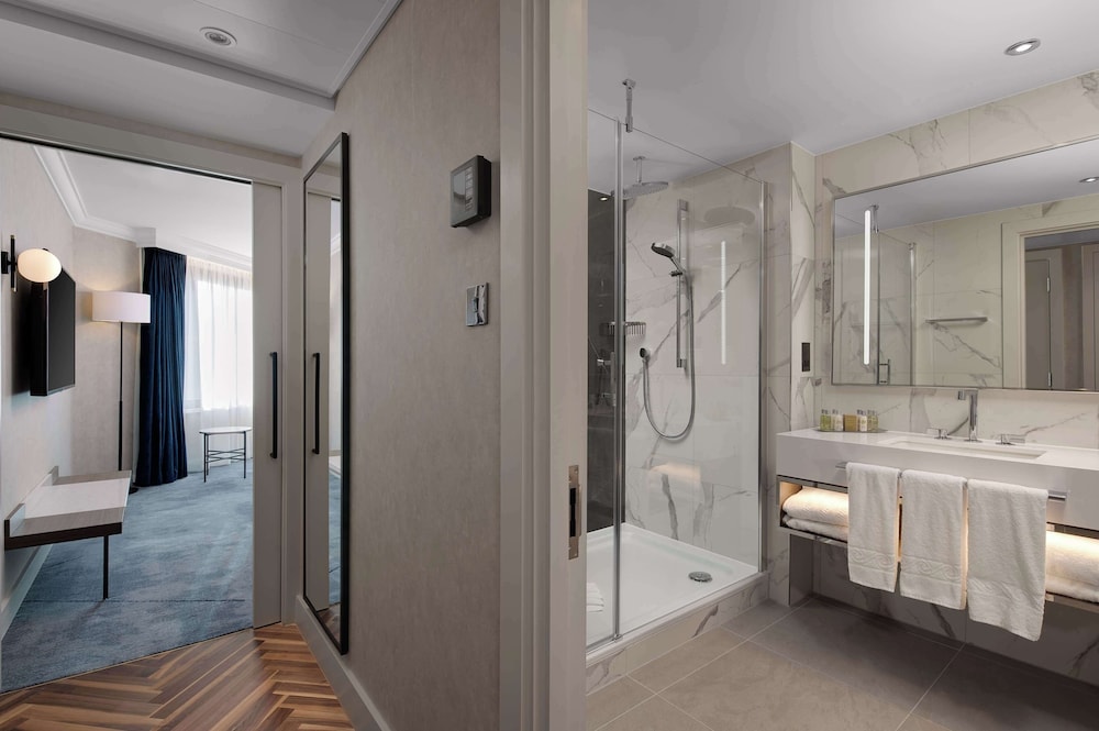Suite, 1 King Bed thumbnail 6