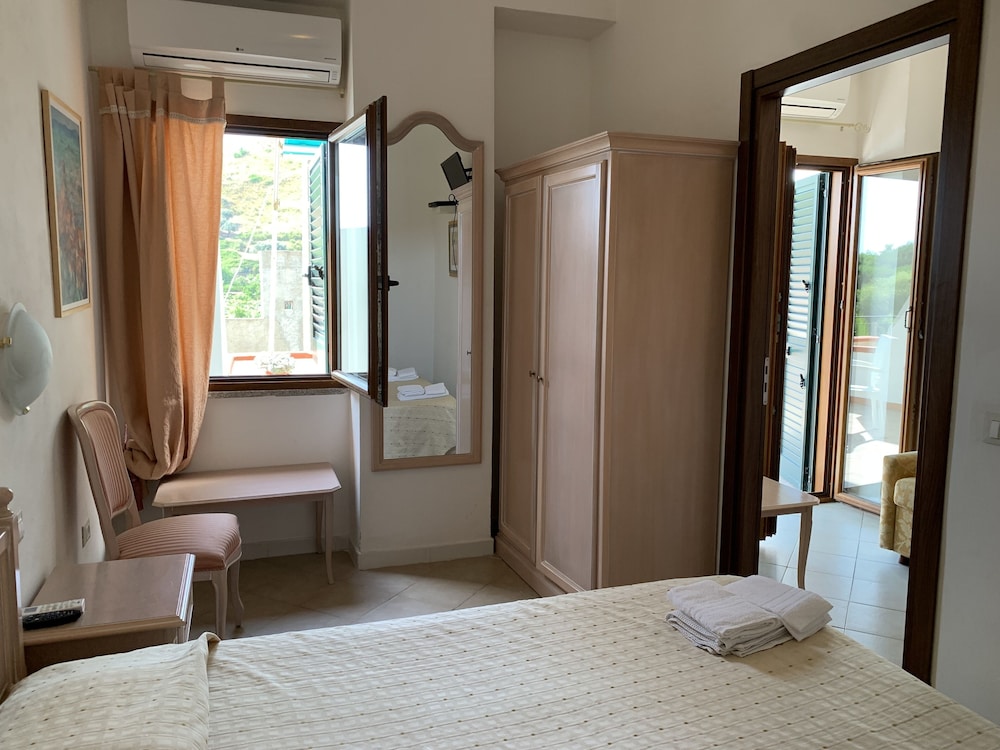 Standard Triple Room, 2 Bedrooms, Ensuite