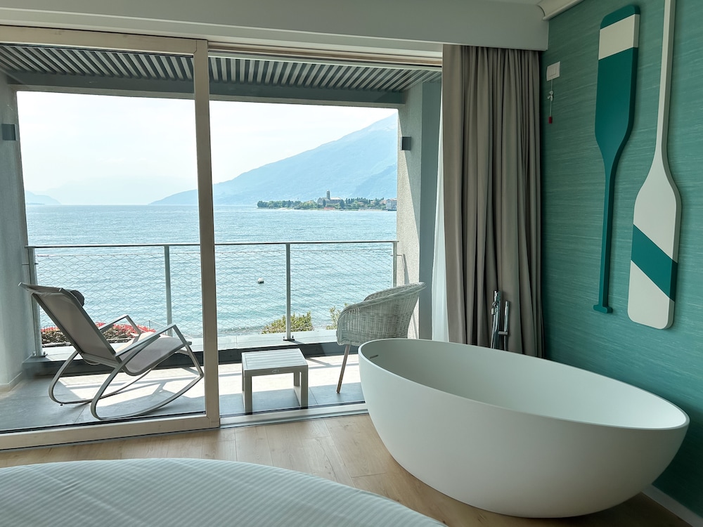 Romantic Double Room, Bathtub, Lake View photo 1
