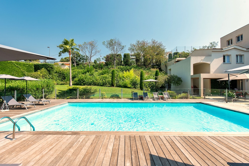 Executive Room, 1 Queen Bed, Non Smoking, Pool View - Photo 4