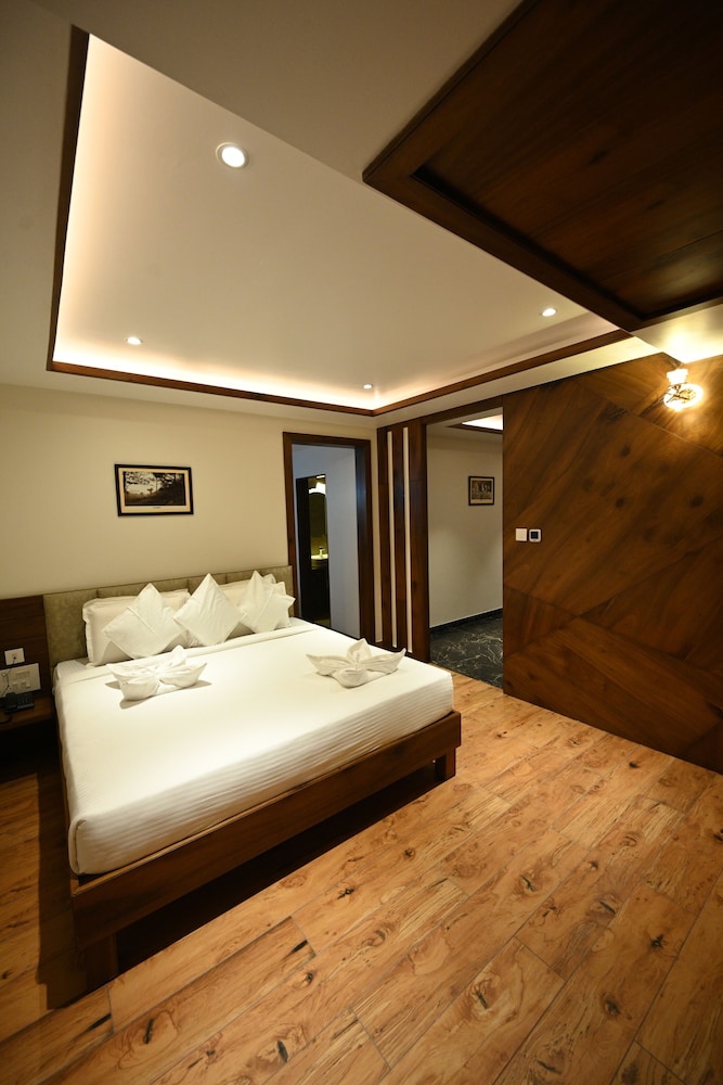 Suite Room - Photo 15