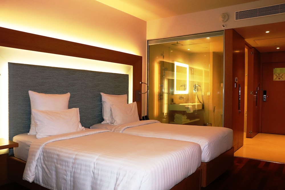 Premier Room, 2 Twin Beds - Photo 12
