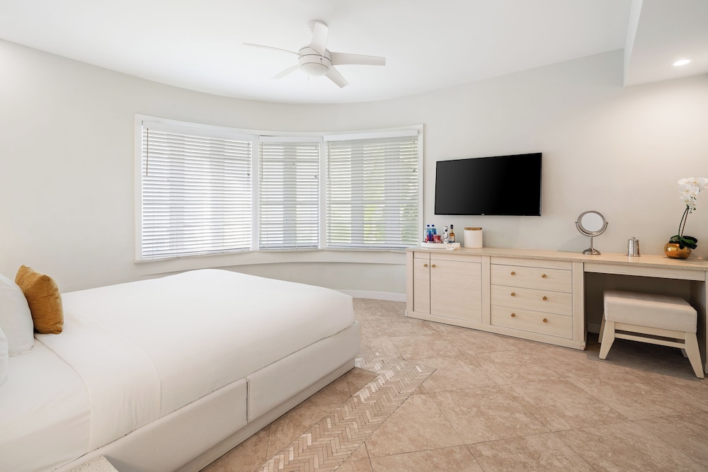 Suite, 1 King Bed with Sofa bed, Mobility Accessible (Partial Ocean) - Photo 4