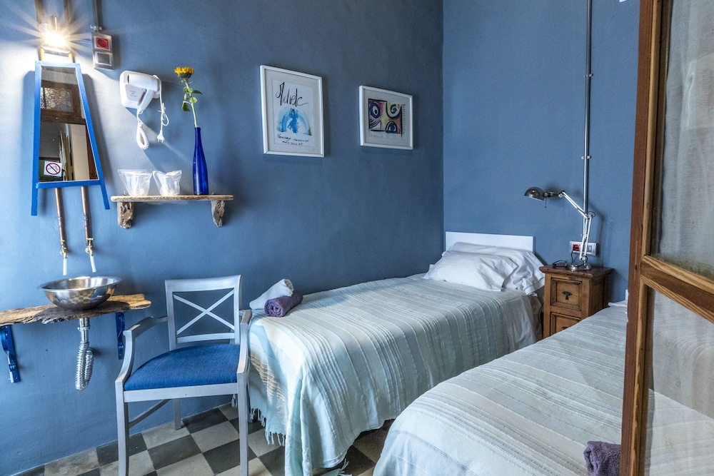 Basic Twin Room, 2 Twin Beds, Shared Bathroom