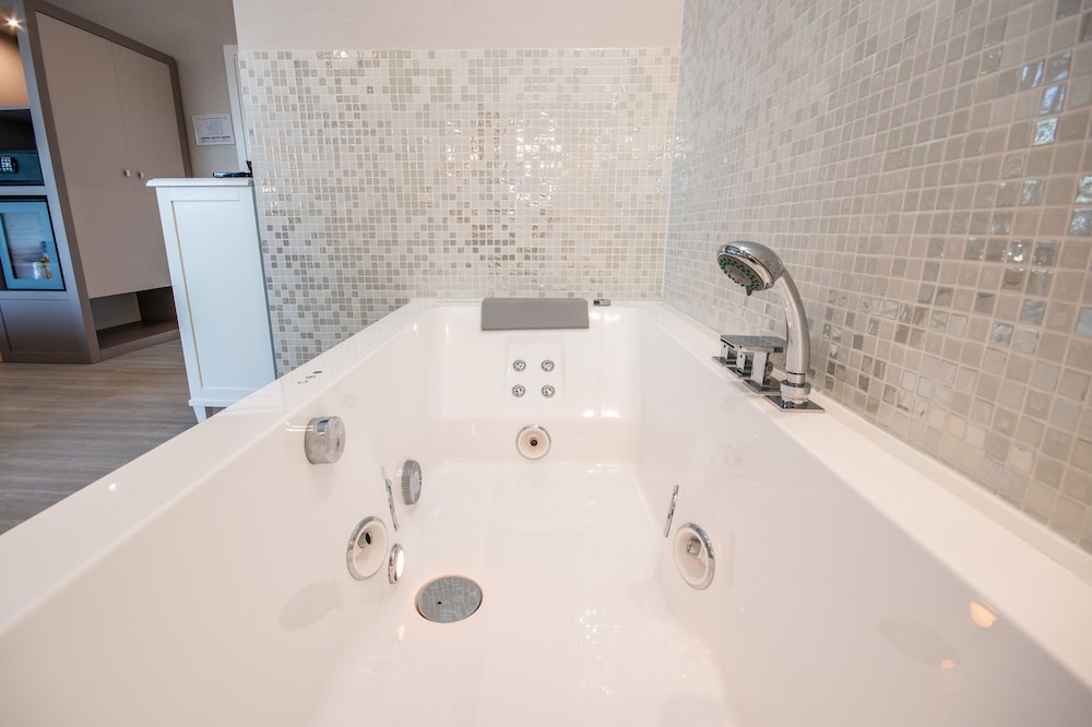 Wellness Room, Jetted Tub, Lake View (Sauna) - Photo 18