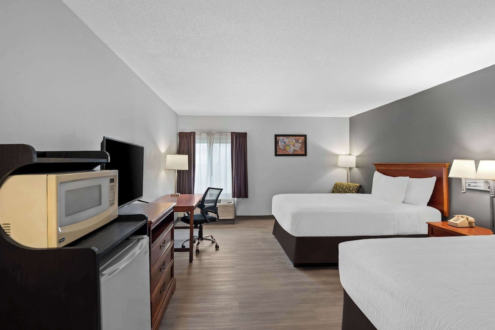 Room, 2 Queen Beds, Non Smoking - Photo 1
