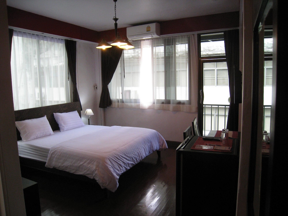 Corner Room photo 1