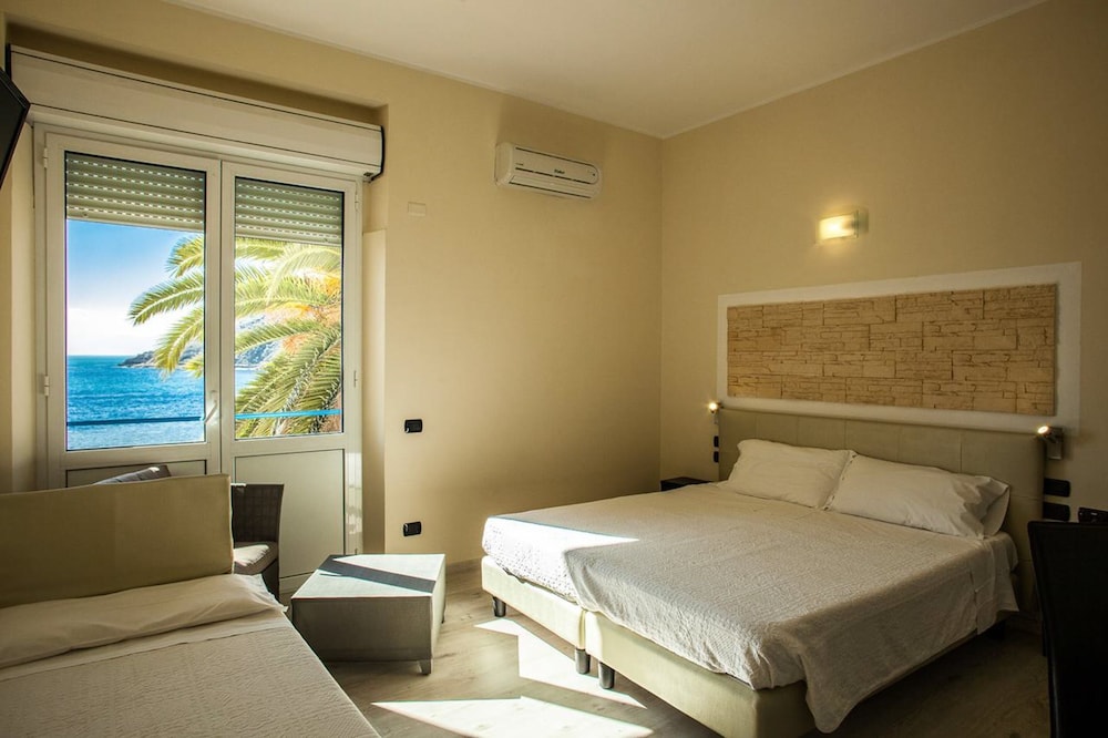 Deluxe Double Room, Sea View - Photo 4