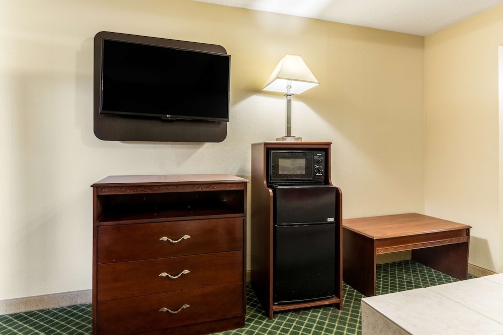 Standard Room, Multiple Beds, Non Smoking - Photo 1
