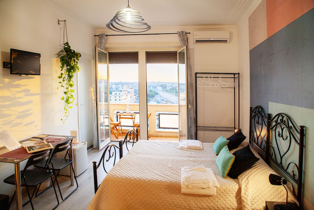 Superior Triple Room, Balcony, City View photo 2