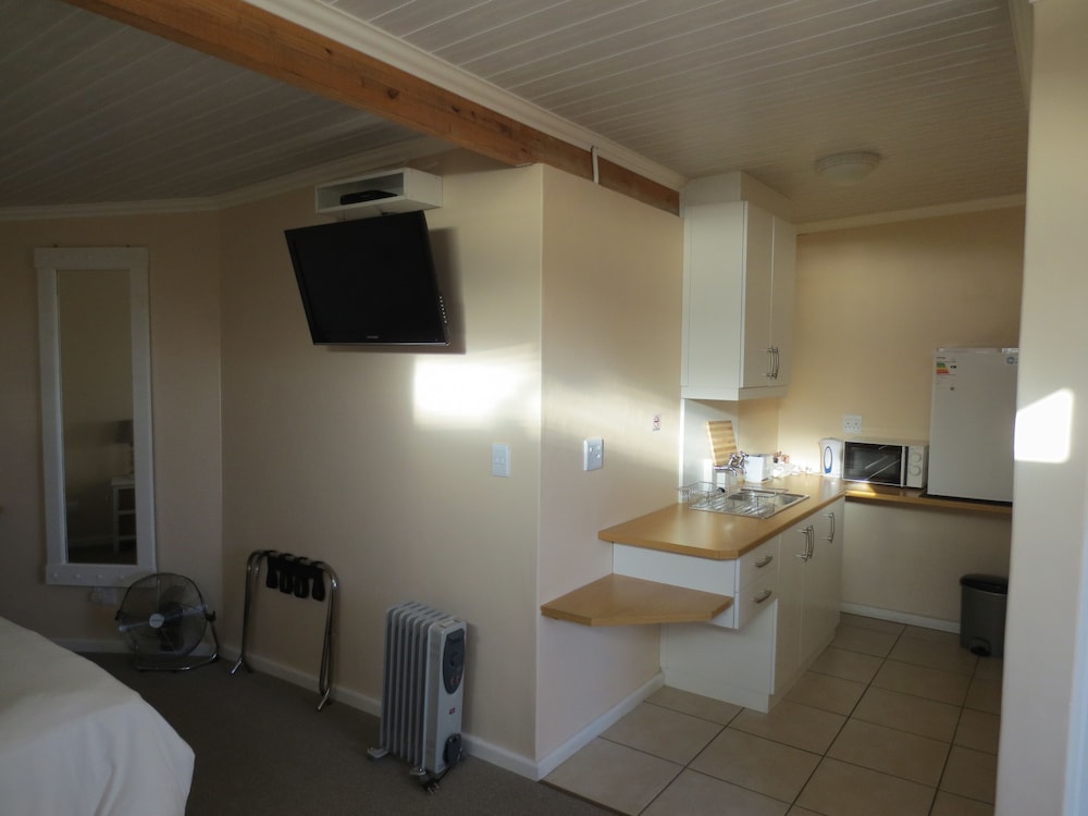 Queen And Single En-Suite Deluxe