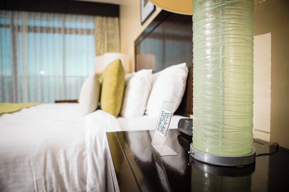Deluxe King Room - Photo 13