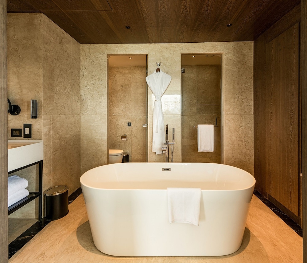 Suite - Photo 28