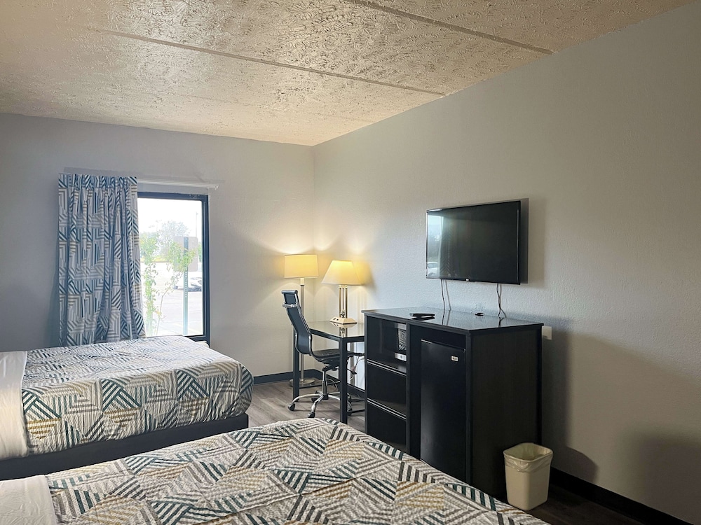 Deluxe Room, 2 Queen Beds, Smoking, Refrigerator & Microwave - Photo 4