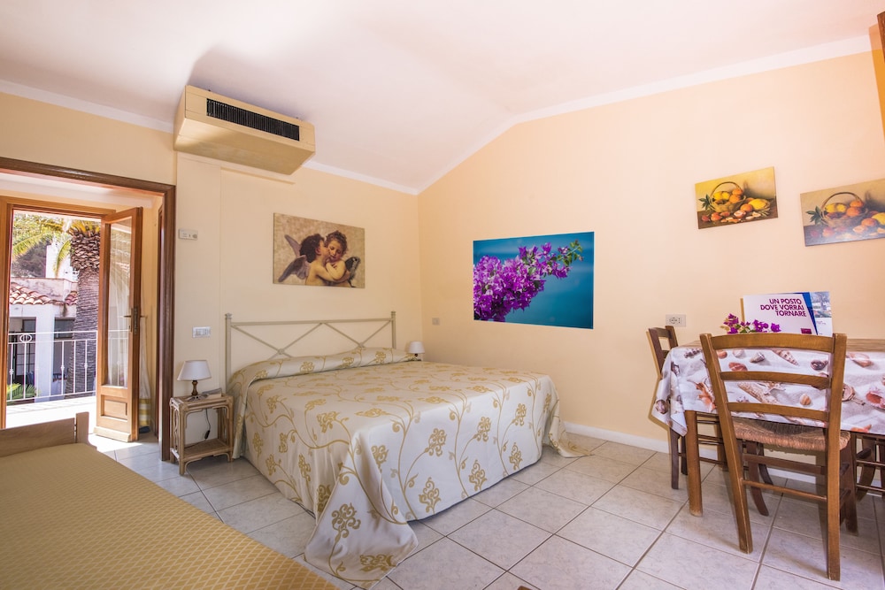 Studio, Kitchenette