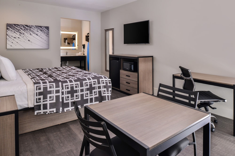 Standard Room, 1 King Bed