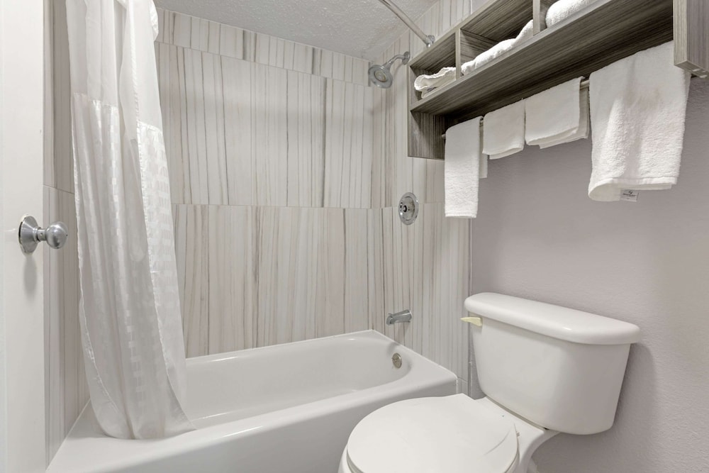 Standard Room, 1 King Bed, Non Smoking - Photo 6
