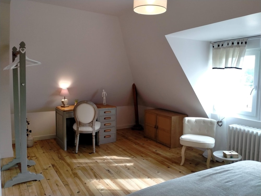 Romantic Double Room, Ensuite, Courtyard View photo 3