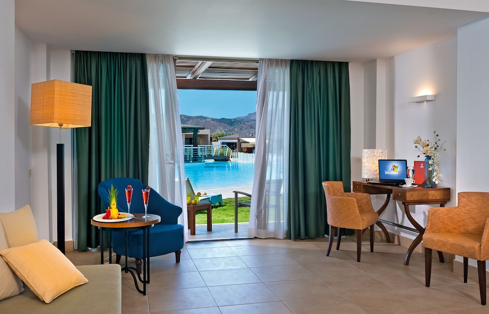 Junior Suite Pool Access photo 3