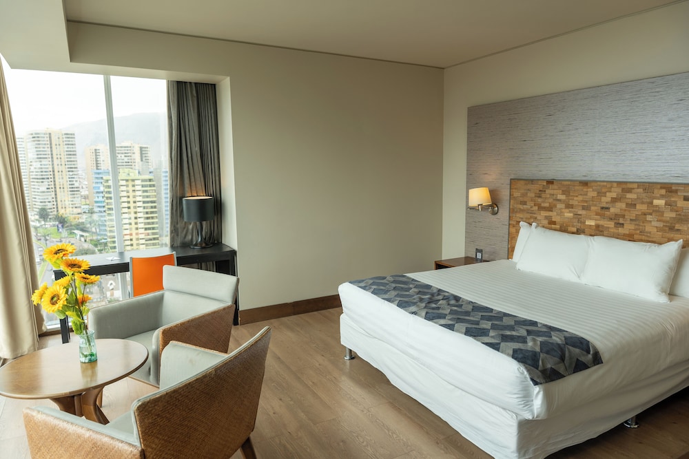 Suite, 1 King Bed, Sea View, Corner photo 1