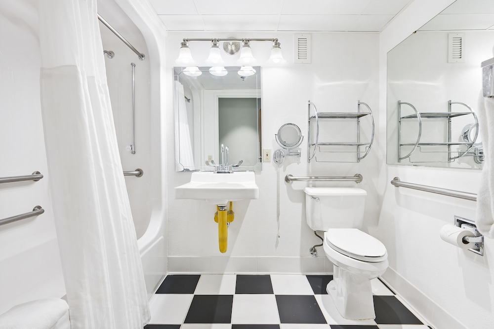 Standard Queen Room, Accessible - Photo 7