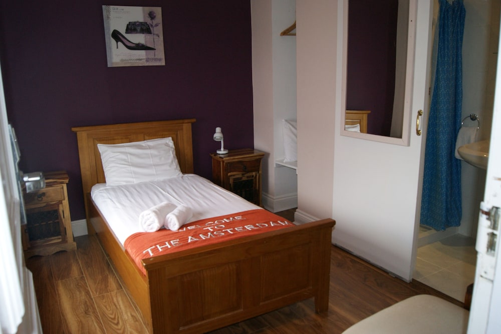 Small single room photo 3