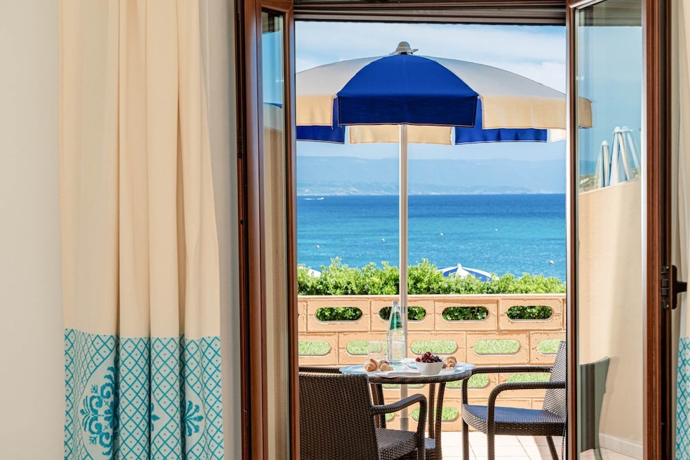 Deluxe Room, Multiple Beds, Sea View, Beachfront - Photo 2