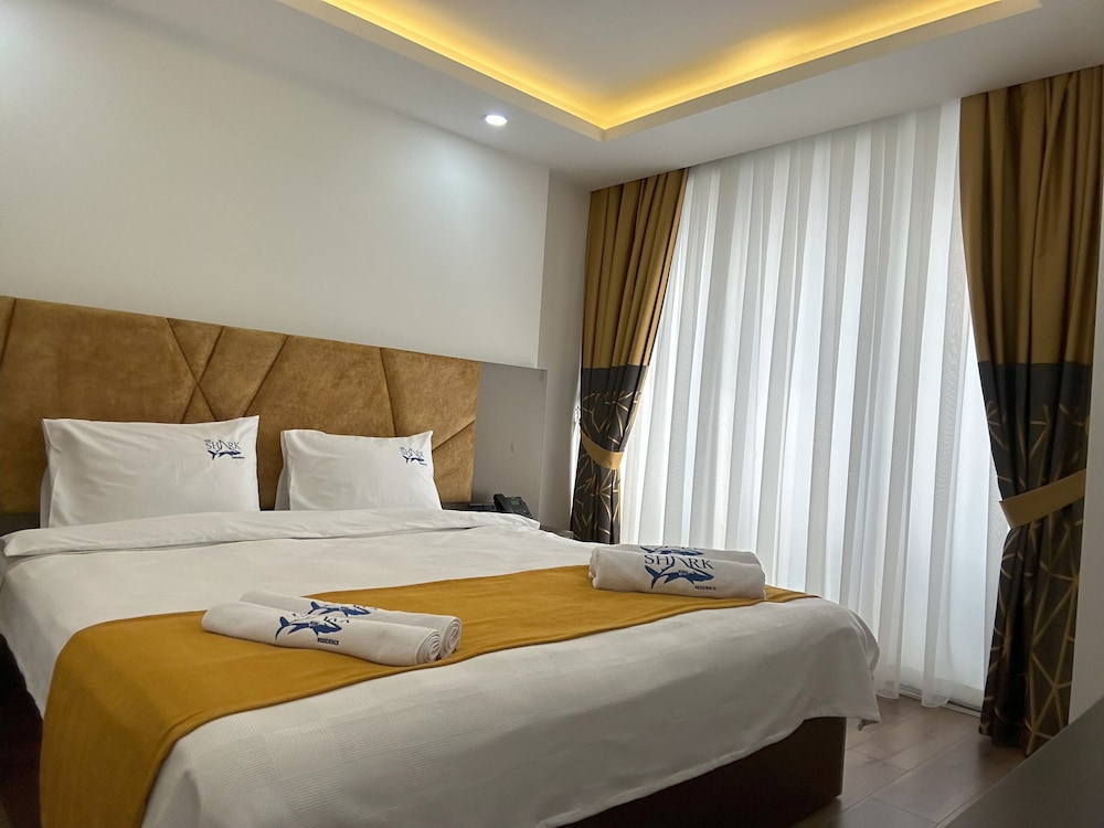 Deluxe Suite, City View