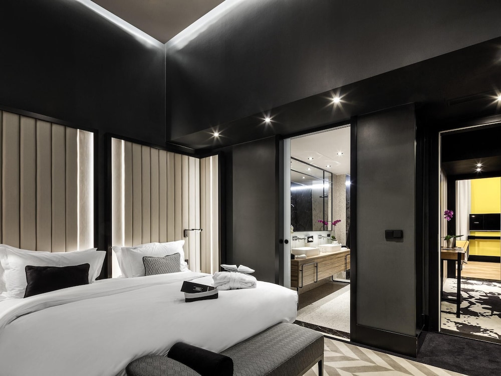 Suite, 1 King Bed, City View (Kafka)