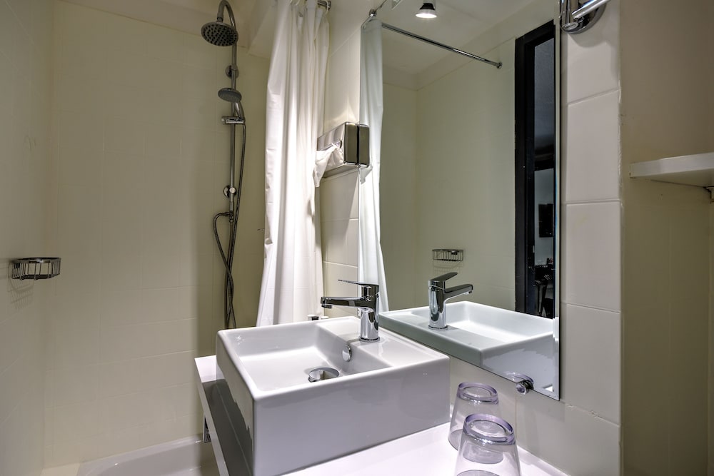 Classic Double Room (Small) - Photo 10