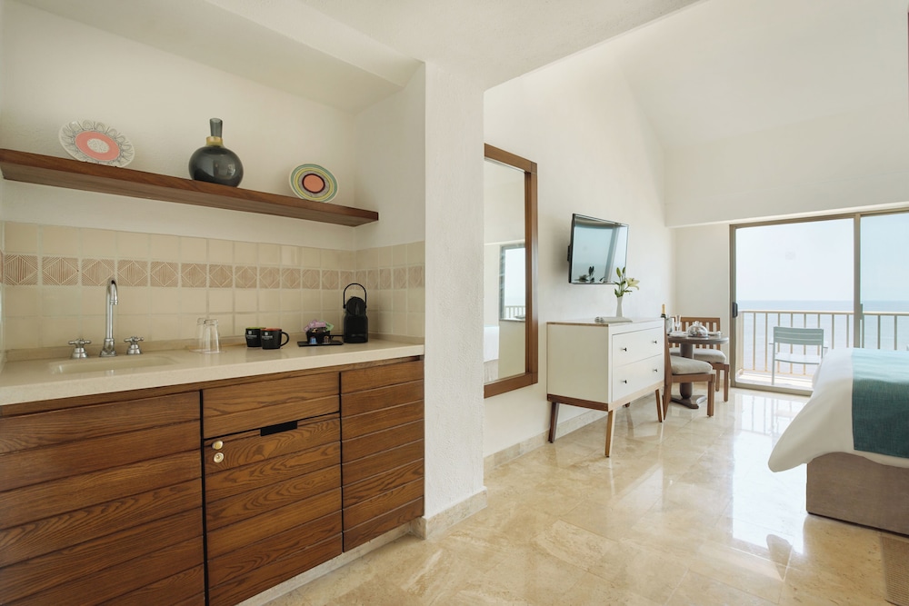 Deluxe Room Oceanfront With Jacuzzi